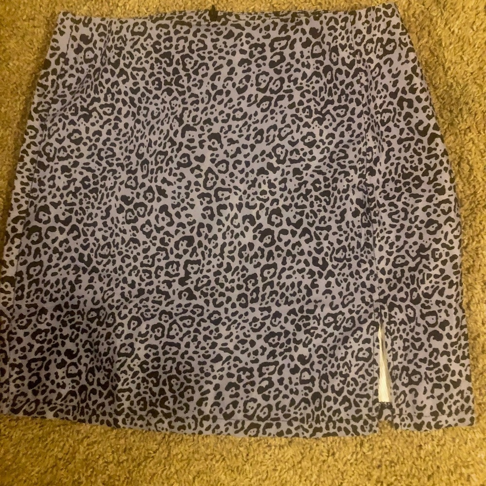 Lavender Leapord print mini skirt with thigh slit size modernsmall zippered back